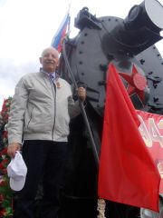 Депутат облдумы коммунист А.А. Фурик провожает поезд «Победа» со станции Верхний Баскунчак в Астрахань Депутат облдумы коммунист А.А. Фурик провожает поезд «Победа» со станции Верхний Баскунчак в Астрахань