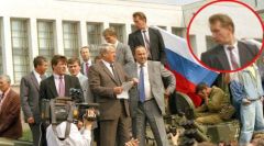 Виктор Золотов (глава Нацгвардии) в 1991 г. у Белого дома с Ельциным Виктор Золотов (глава Нацгвардии) в 1991 г. у Белого дома с Ельциным