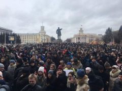 Четыре тысячи митингующих в Кемерово требуют отставки Тулеева