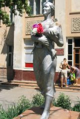 СИМВОЛ МАТЕРИНСКОГО СЧАСТЬЯ РАЗРУШЕН В АСТРАХАНИ