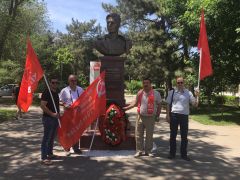 АСТРАХАНСКИЕ КОММУНИСТЫ ПОЧТИЛИ ПАМЯТЬ ГЕРОЯ СОВЕТСКОГО СОЮЗА